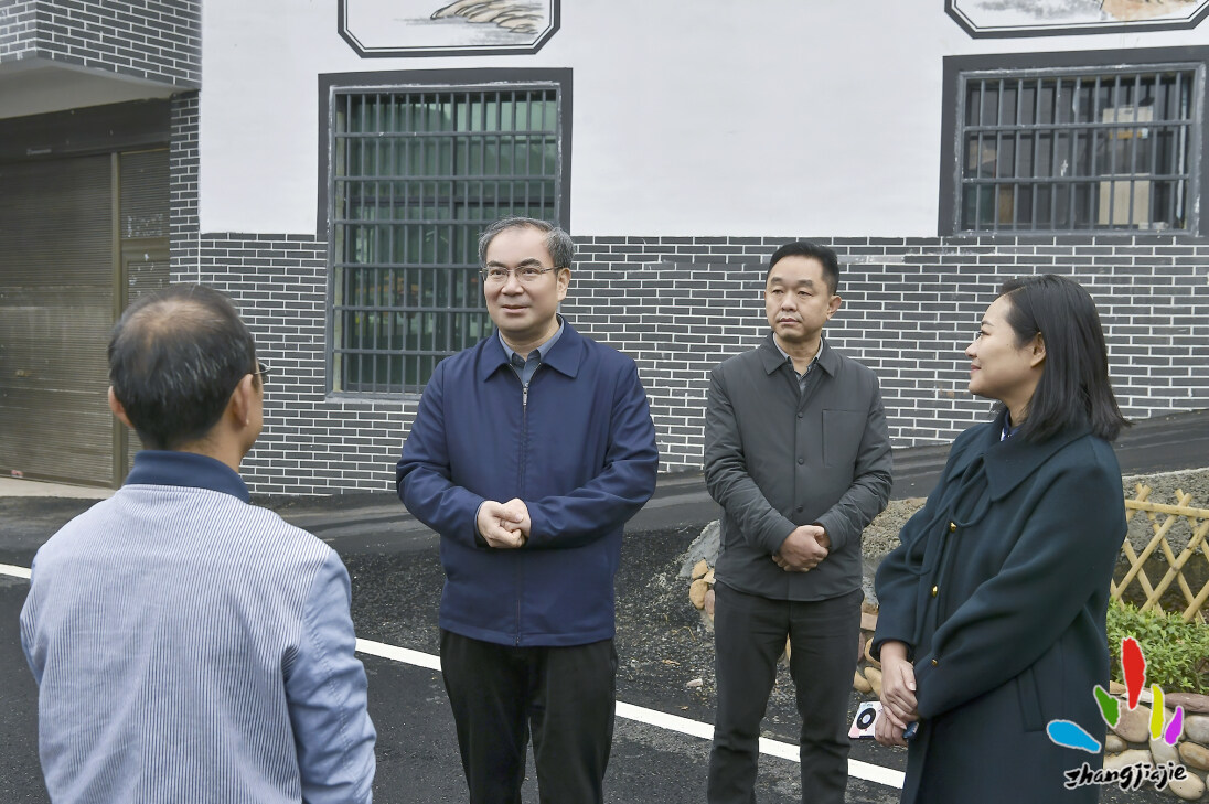 11月29日，市委書記劉革安在桑植縣洪家關(guān)白族鄉(xiāng)洪家關(guān)村，調(diào)研美麗屋場建設(shè)和鄉(xiāng)村振興相關(guān)工作。全媒體記者 邵穎 攝