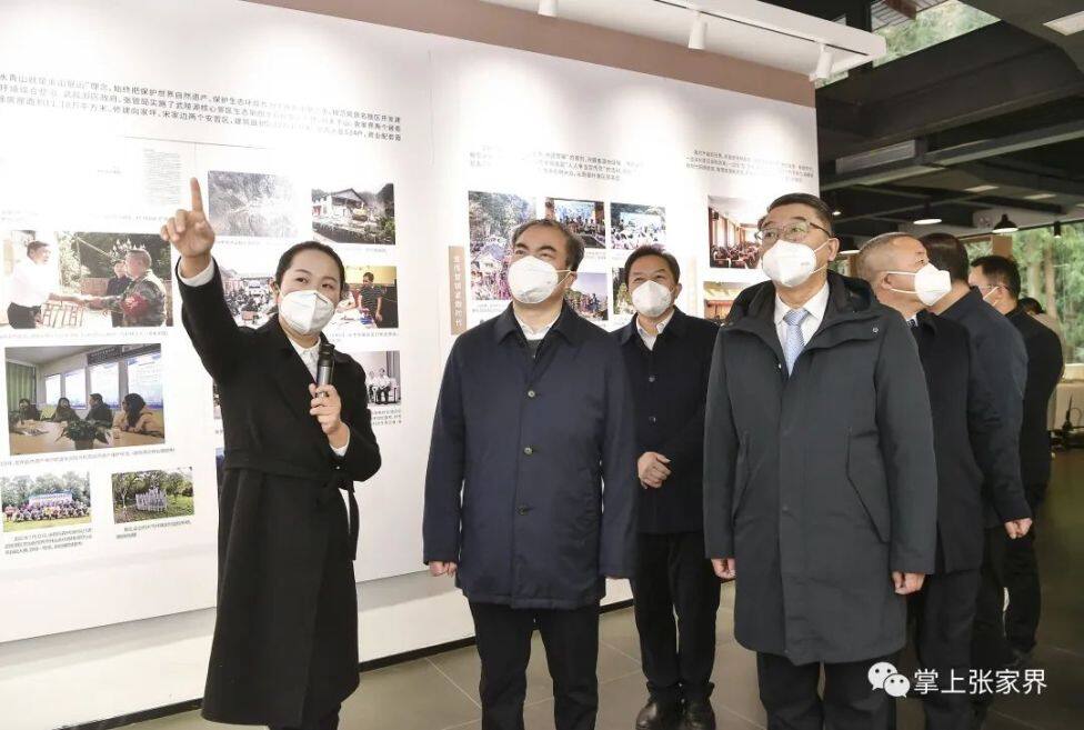 圖為領(lǐng)導(dǎo)嘉賓共同參觀成長記憶展。全媒體記者 邵穎 攝
