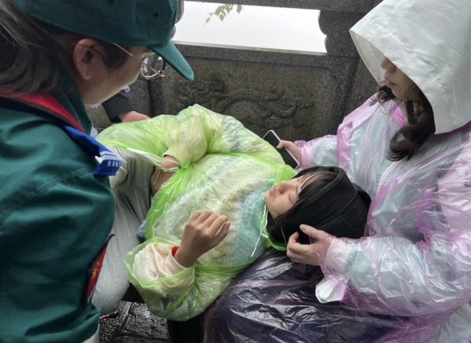 旅游醫(yī)生飛奔數(shù)百臺階送藥救治小游客。 朱鐵華 攝