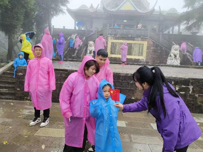 10月1日上午，黃石寨景區(qū)管委會(huì)工作人員在六奇閣景點(diǎn)熱情為游客小朋友贈(zèng)送小國(guó)旗，喜迎國(guó)慶。張勇軍 攝