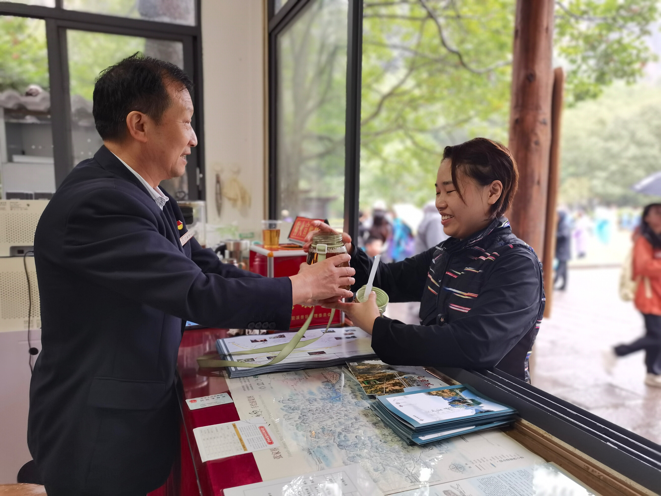 老磨灣大氧吧咨詢臺(tái)金鞭溪景區(qū)管委會(huì)工作人員為游客免費(fèi)提供開水。歐華 攝
