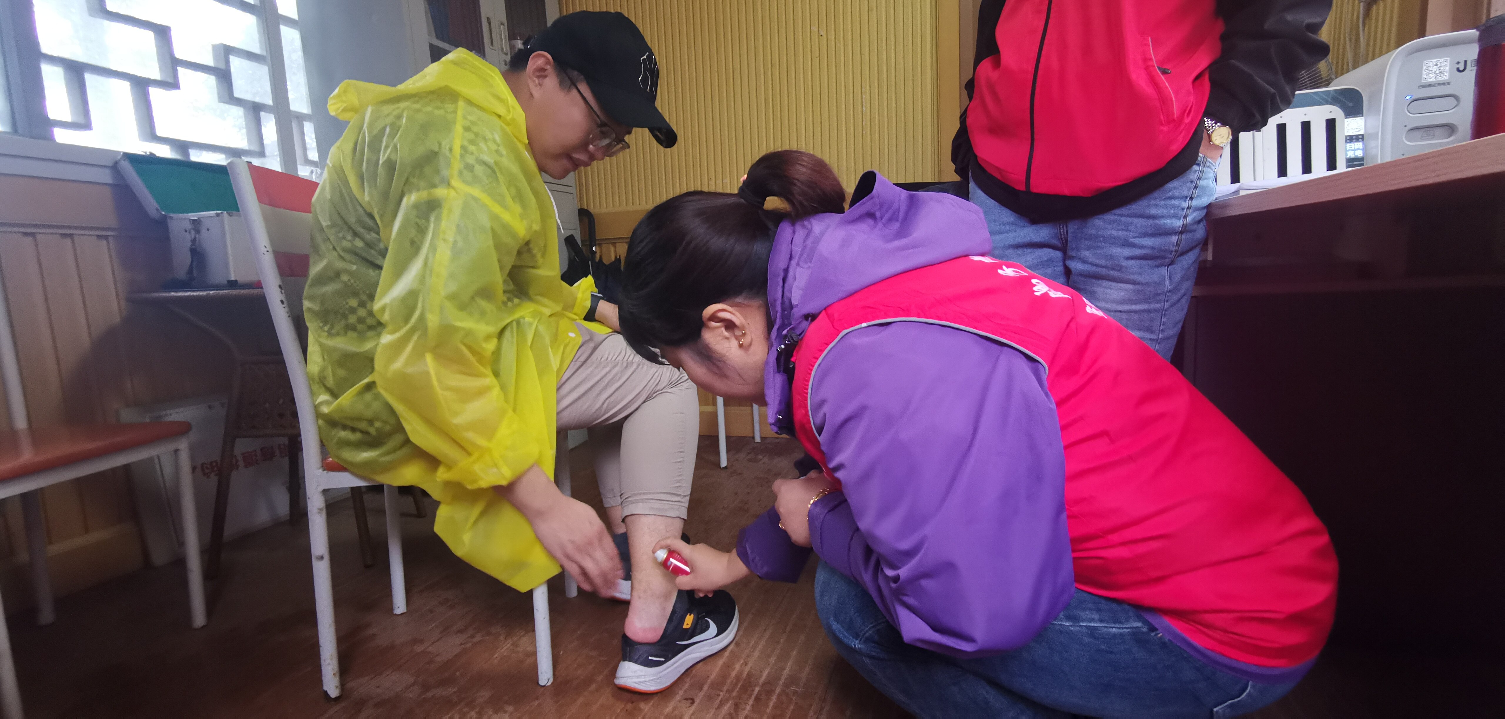 袁家界景區(qū)咨詢臺(tái)工作人員為游客處理傷口。張君 攝