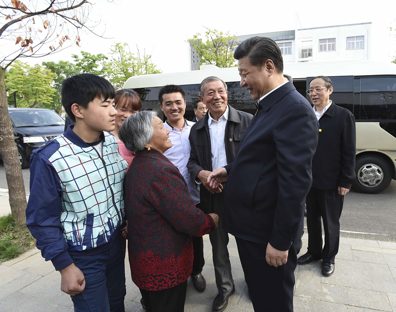2016年4月25日，習(xí)近平在安徽省滁州市鳳陽(yáng)縣小崗村看望當(dāng)年大包干帶頭人嚴(yán)金昌（右三）一家。