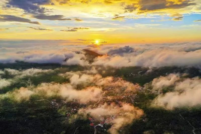 圖為云霧繚繞的軍營(yíng)村，群山盡翠，紅瓦掩映。廈門市委宣傳部供圖