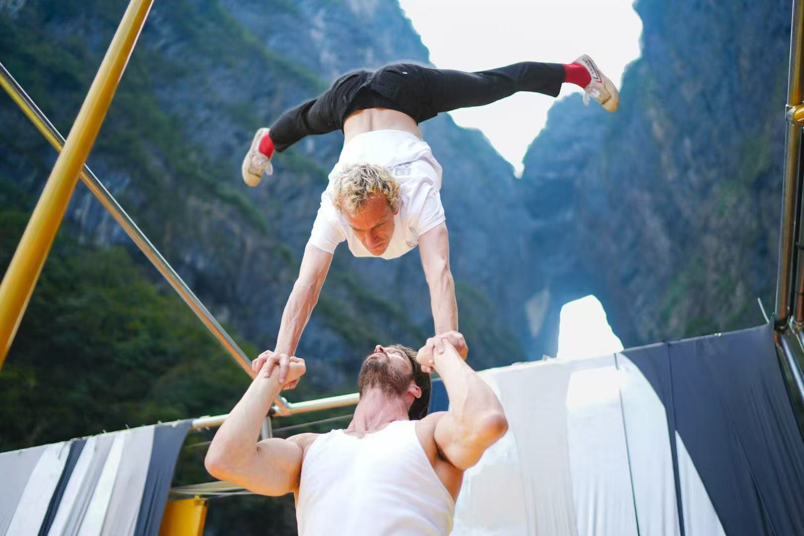 新雜技對(duì)話天門(mén)山 云端之上的藝術(shù)盛宴